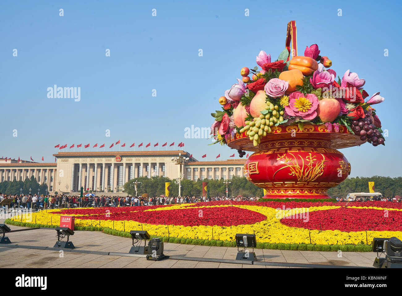Pechino, Cina. 1 Ott 2017. Foto scattata il 1 ottobre, 2017 mostra i principali cesto fiorito presso la Piazza Tian'anmen nel centro di Pechino, capitale della Cina Foto Stock