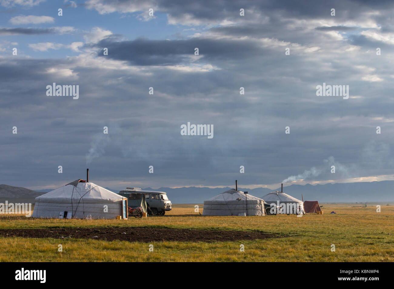 Famiglia mongola gers in un paesaggio del nord della Mongolia Foto Stock