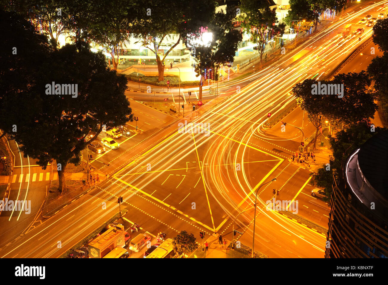 Il traffico di notte sfocato il traffico in movimento Foto Stock