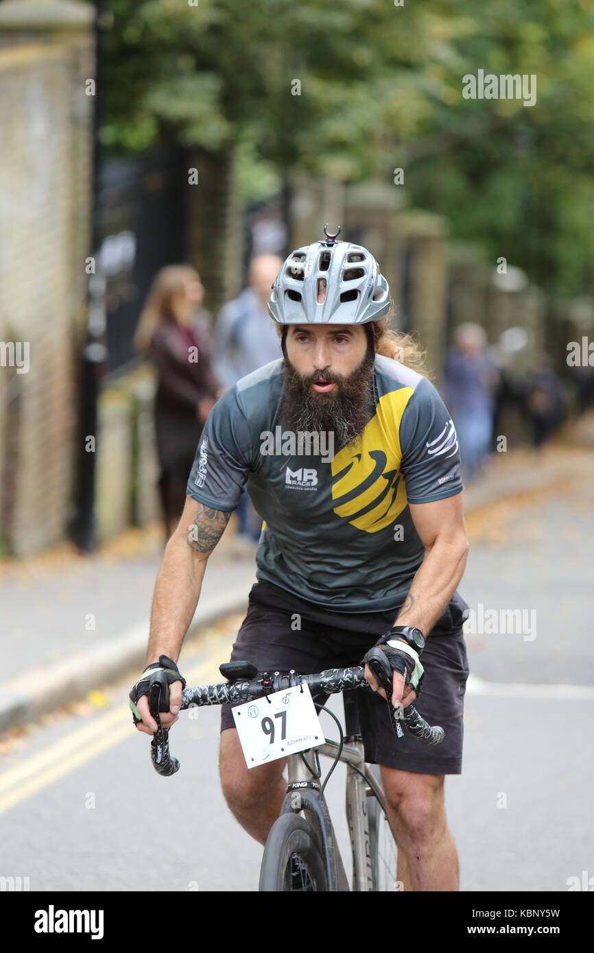 I ciclisti in sella fino Swains Lane nell'urbano Hill Climb di 2017 Foto Stock