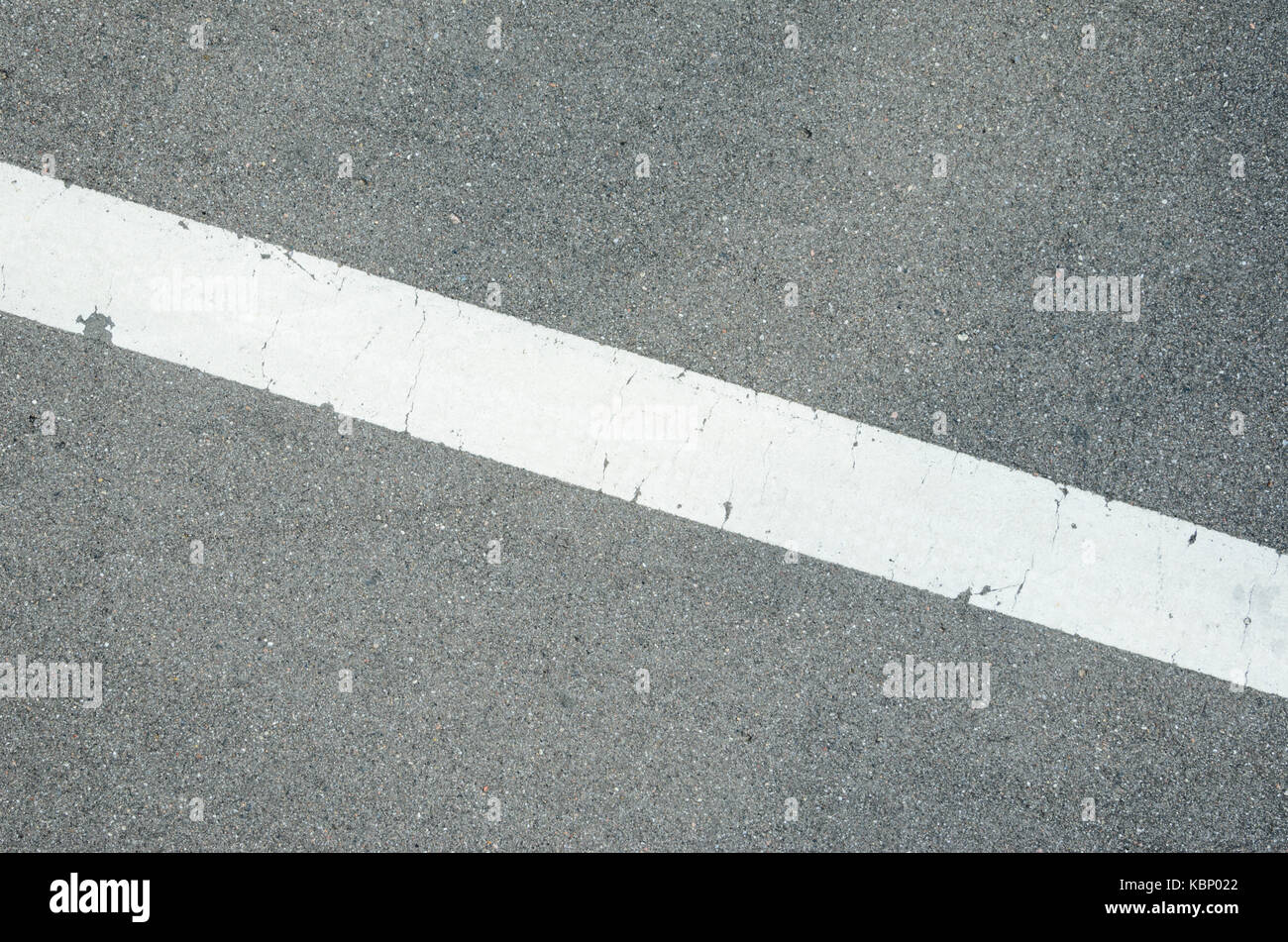 Asfalto stradale con tessitura diagonale bianca mark Foto Stock