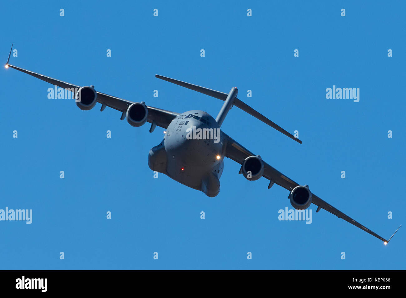 United States Air Force C-17, Globemaster II, il sollevamento pesante velivolo, discendente nel Panamint Valley, California. Foto Stock