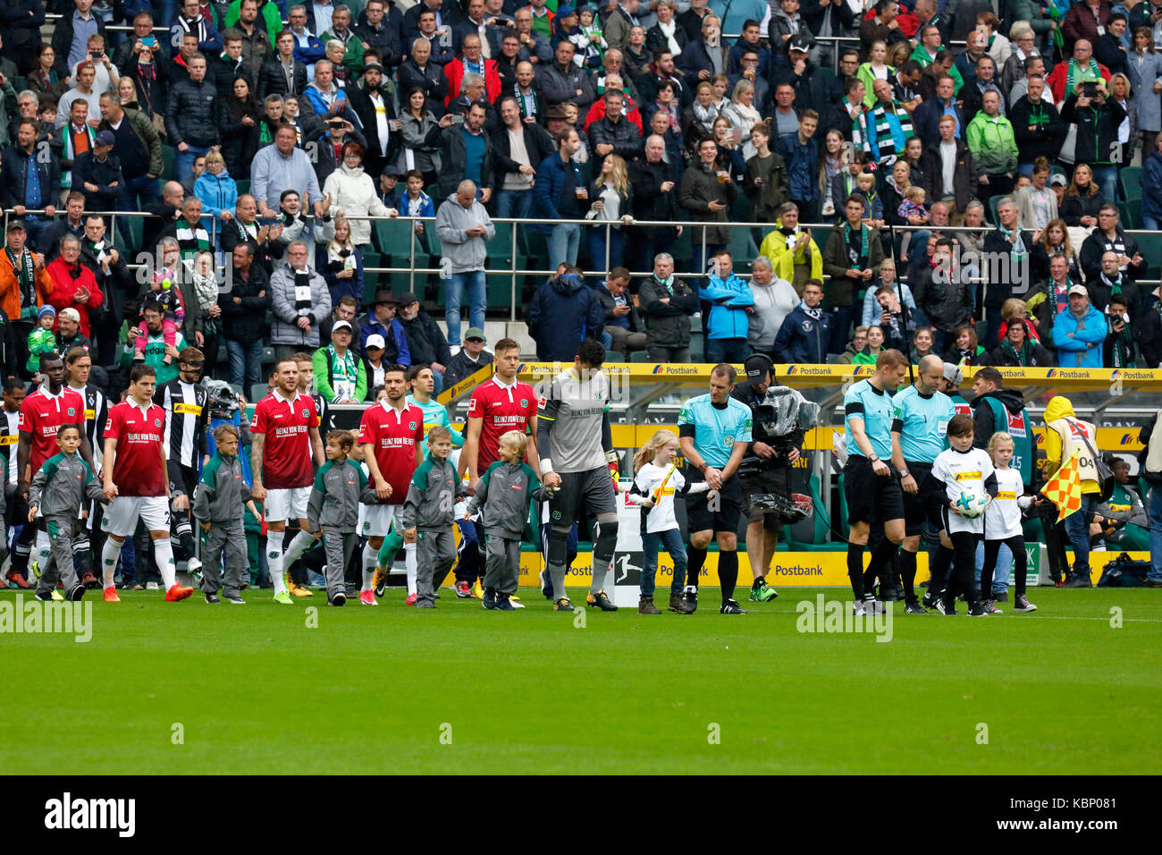 Sport, calcio, Bundesliga, 2017/2018, borussia moenchengladbach vs hannover 96 2:1, stadio borussia park, squadre e di rodaggio kids, f.l.t.r. rafael (mg), la IHLAS bebou (96), pirmin schwegler (96), Christoph kramer (mg), marvin bakalorz (96), Nico elvedi (mg), Julian korb (96), il custode yann sommer (mg), waldemar anton (96), il custode philipp tschauner (96), assistente arbitro tobias Cristo, arbitro christian dingert, assistente arbitro mike pickel Foto Stock