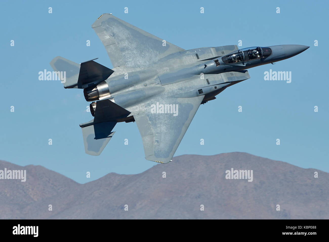 Vicino la foto di un F-15, Strike Eagle, volare ad alta velocità e basso livello sopra il Rainbow Canyon, California, USA. Foto Stock