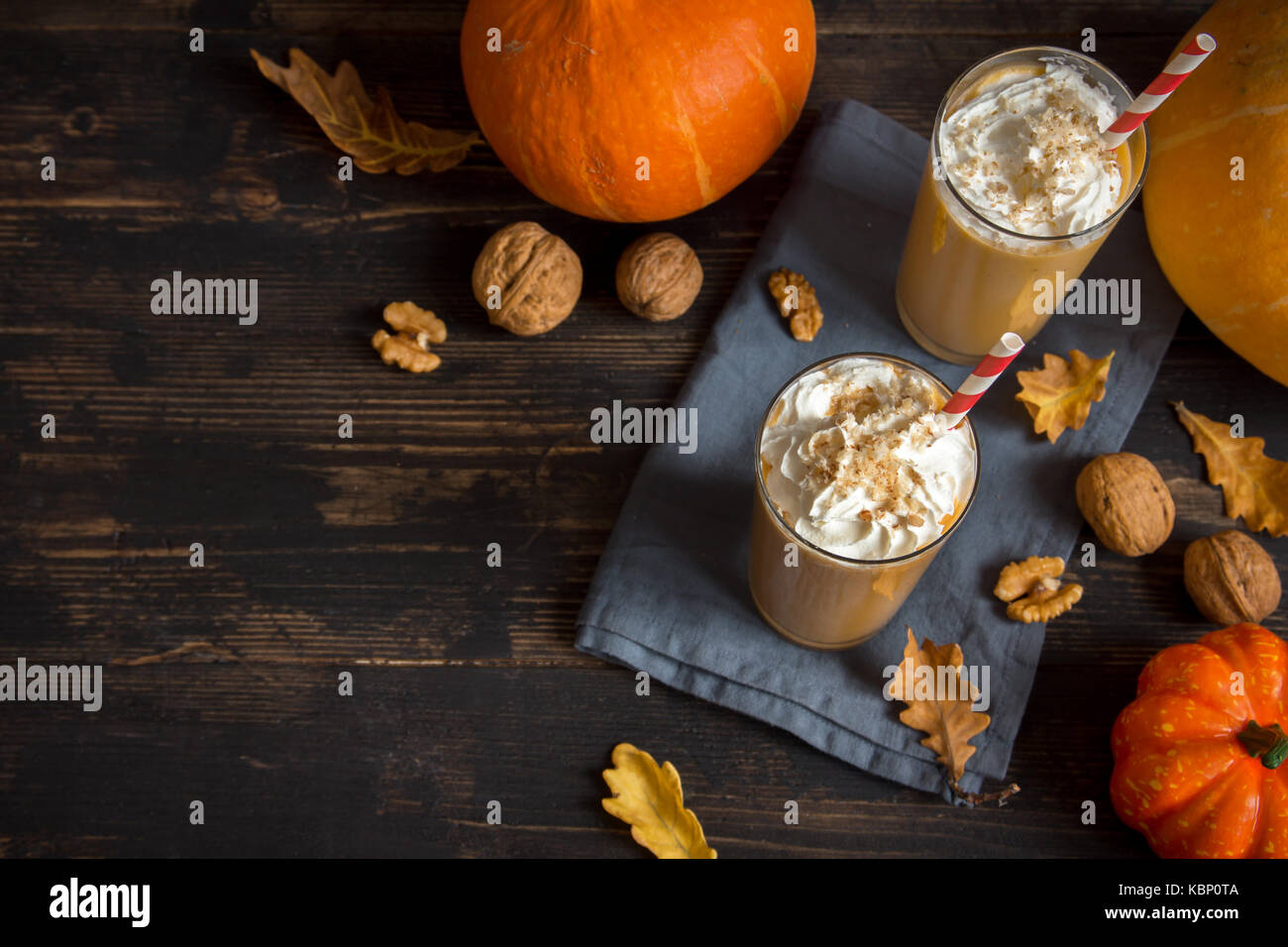 Frullato di zucca. fresche di zucca e Apple o per frullato frullato con noci e spezie d'autunno. stagionale bevanda d'autunno. Foto Stock