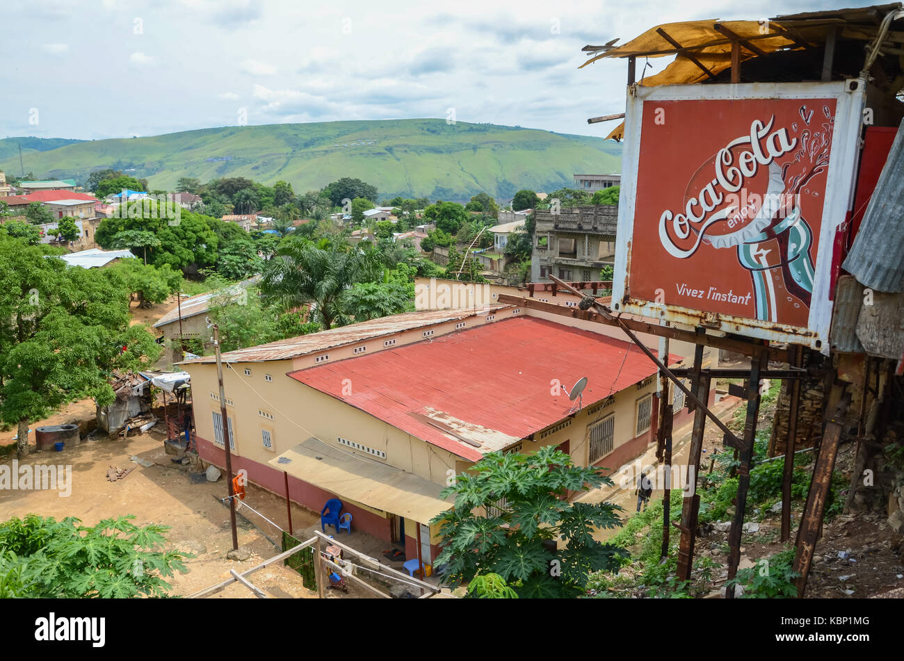 Vista sulla città fluviale congolese di Matadi, con edifici e cartellone della Coca Cola, Repubblica Democratica del Congo, Africa Foto Stock
