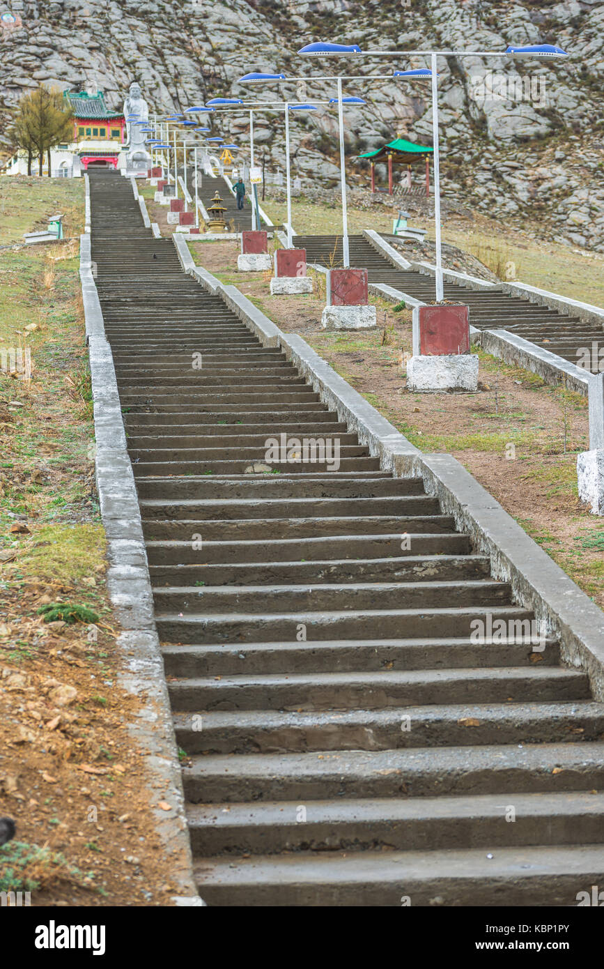 Lunga scalinata che conduce alla statua del Buddha e il tempio Foto Stock
