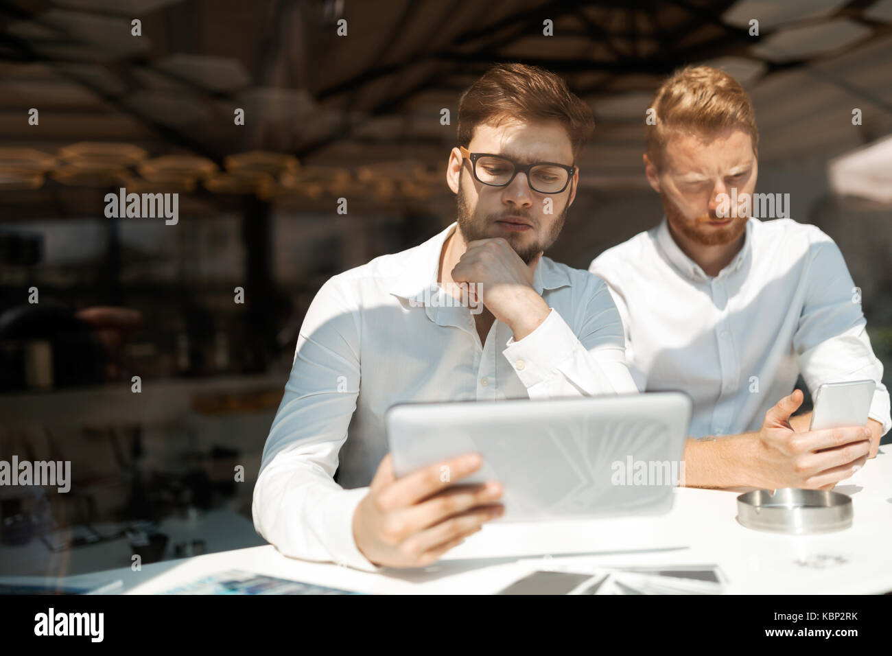 Busy business persone che lavorano in pausa Foto Stock