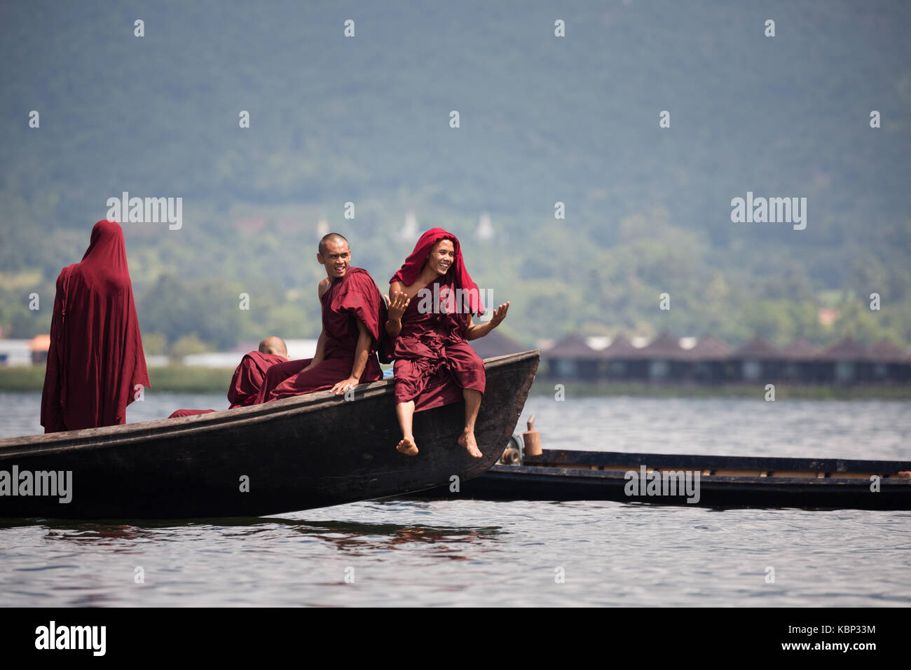 Asia, myanmar, shen stato, Lago Inle, boat race competition durante phaung daw oo pagoda festival, inn kaung village, monaci locali guardando la gara Foto Stock