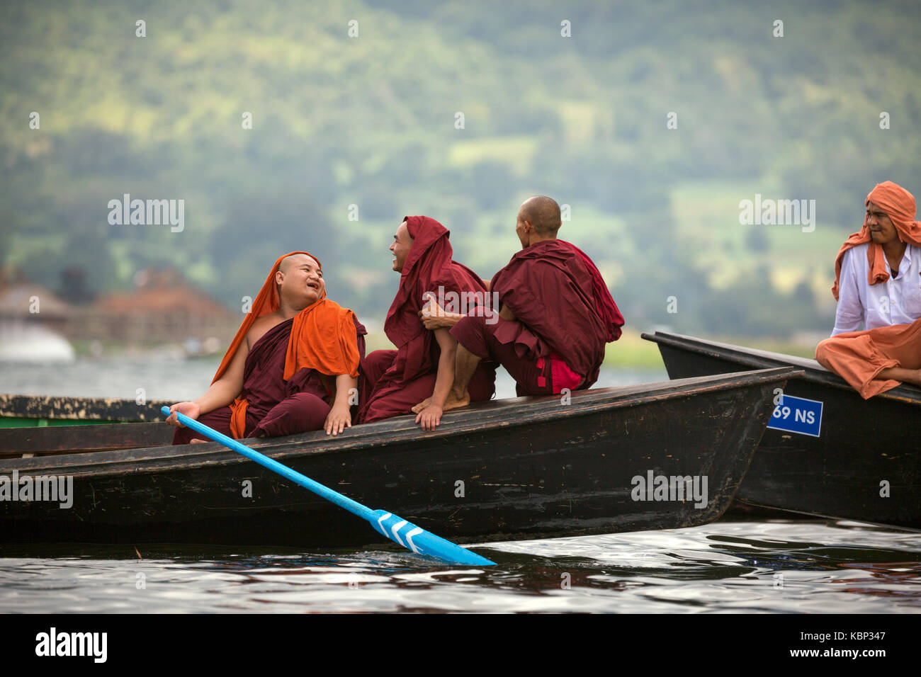 Asia, myanmar, shen stato, Lago Inle, boat race competition durante phaung daw oo pagoda festival, inn kaung village, monaci locali guardando la gara Foto Stock