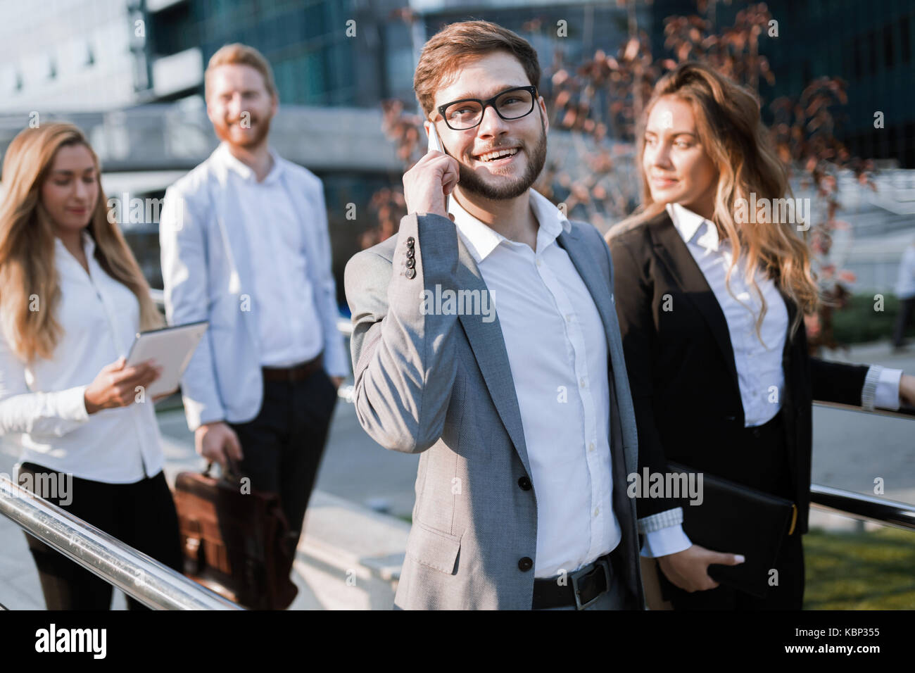 La gente di affari e colleghi in città Foto Stock