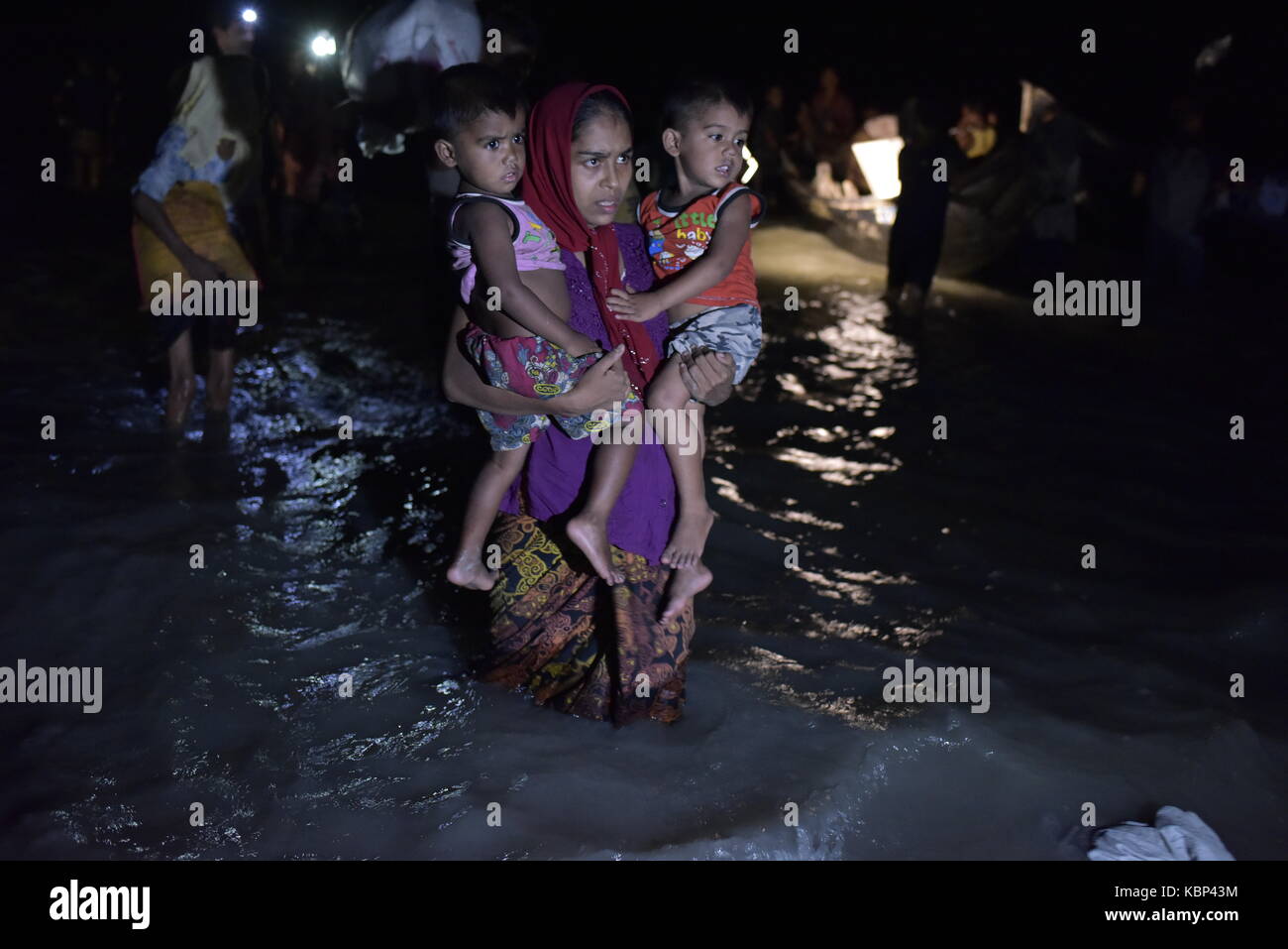 Cox's Bazar, bangladesh - 30 settembre 2017: in una notte buia myanmar la minoranza Rohingya profughi musulmani sbarcare da una barca sulla banca di naf riv Foto Stock