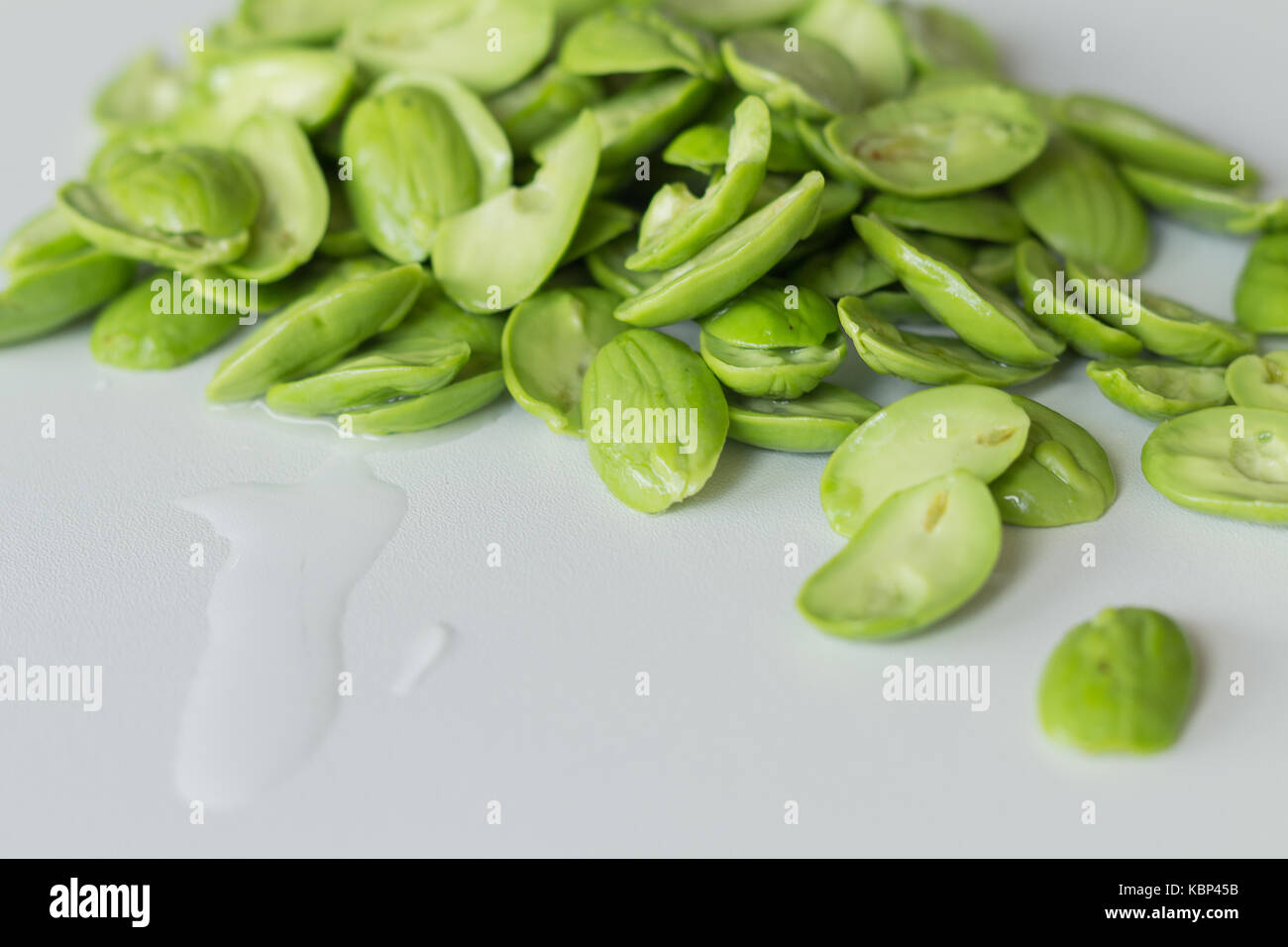 La fresca parkia su sfondo bianco che è tropicale maleodoranti fagioli commestibili, Thailandia Foto Stock