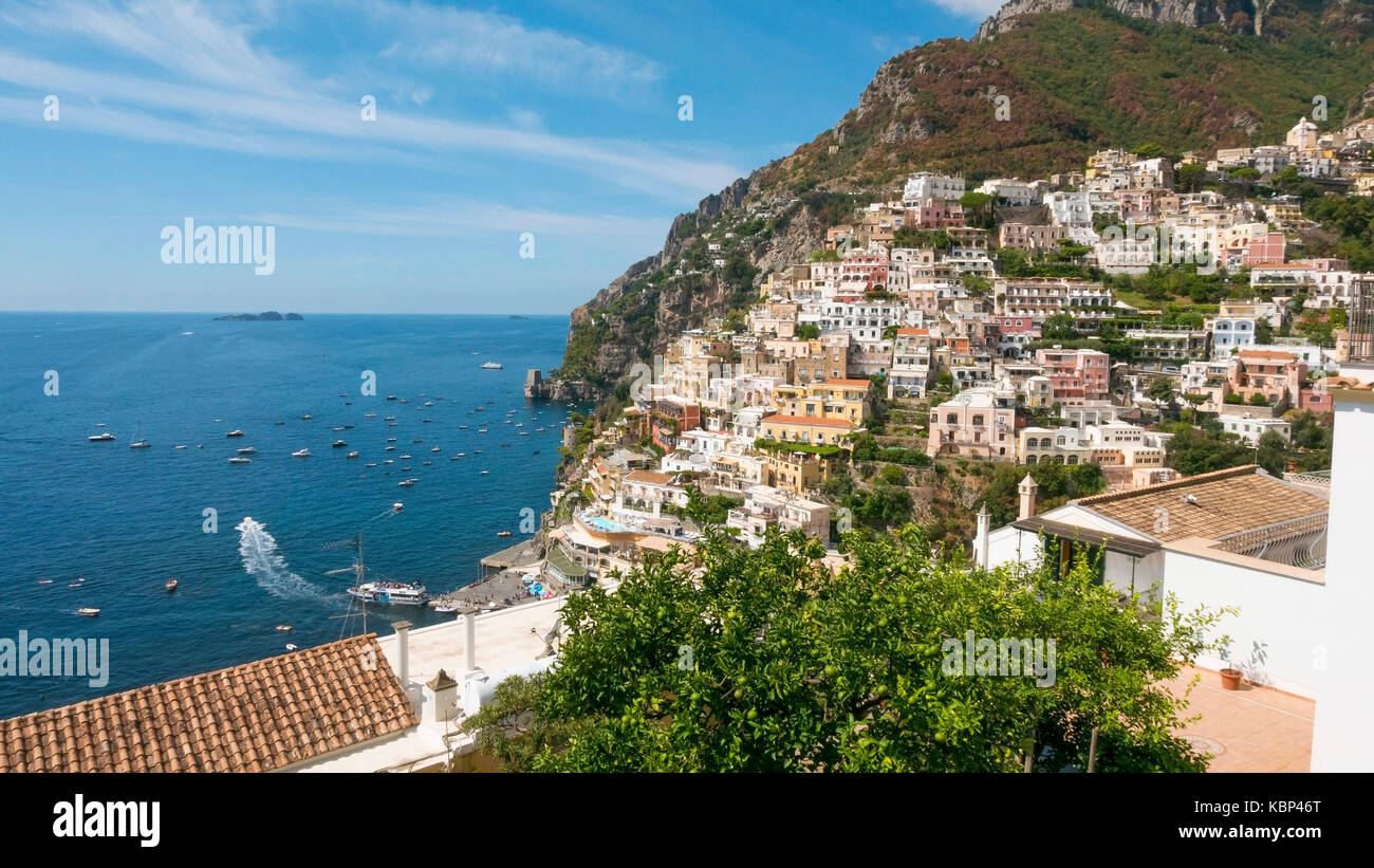 Le case di Positano si aggrappano alla baia e scogliere sulla costa di Amalfi in Italia Foto Stock