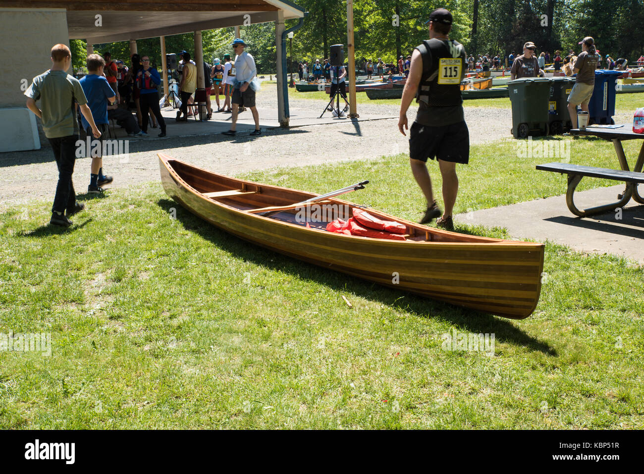Canoe di legno - una canoa in legno team si prepara a lanciare in mare alla gara di sci al Riverside park di everson. Foto Stock