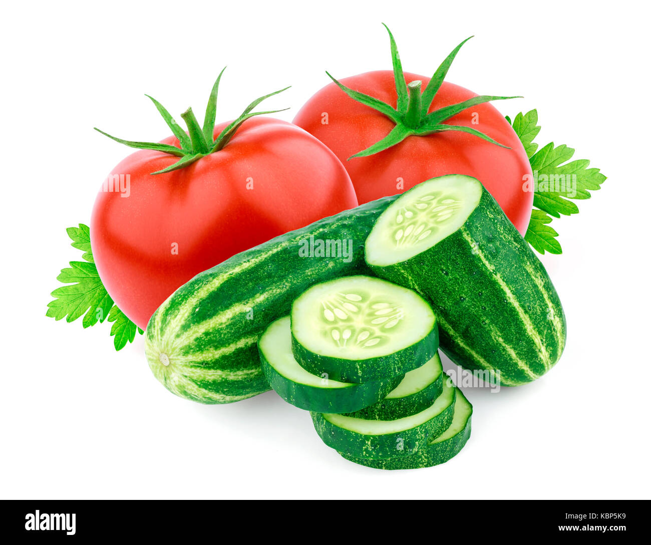 Il pomodoro e il cetriolo isolati su sfondo bianco. ingredienti insalata di gruppo Foto Stock