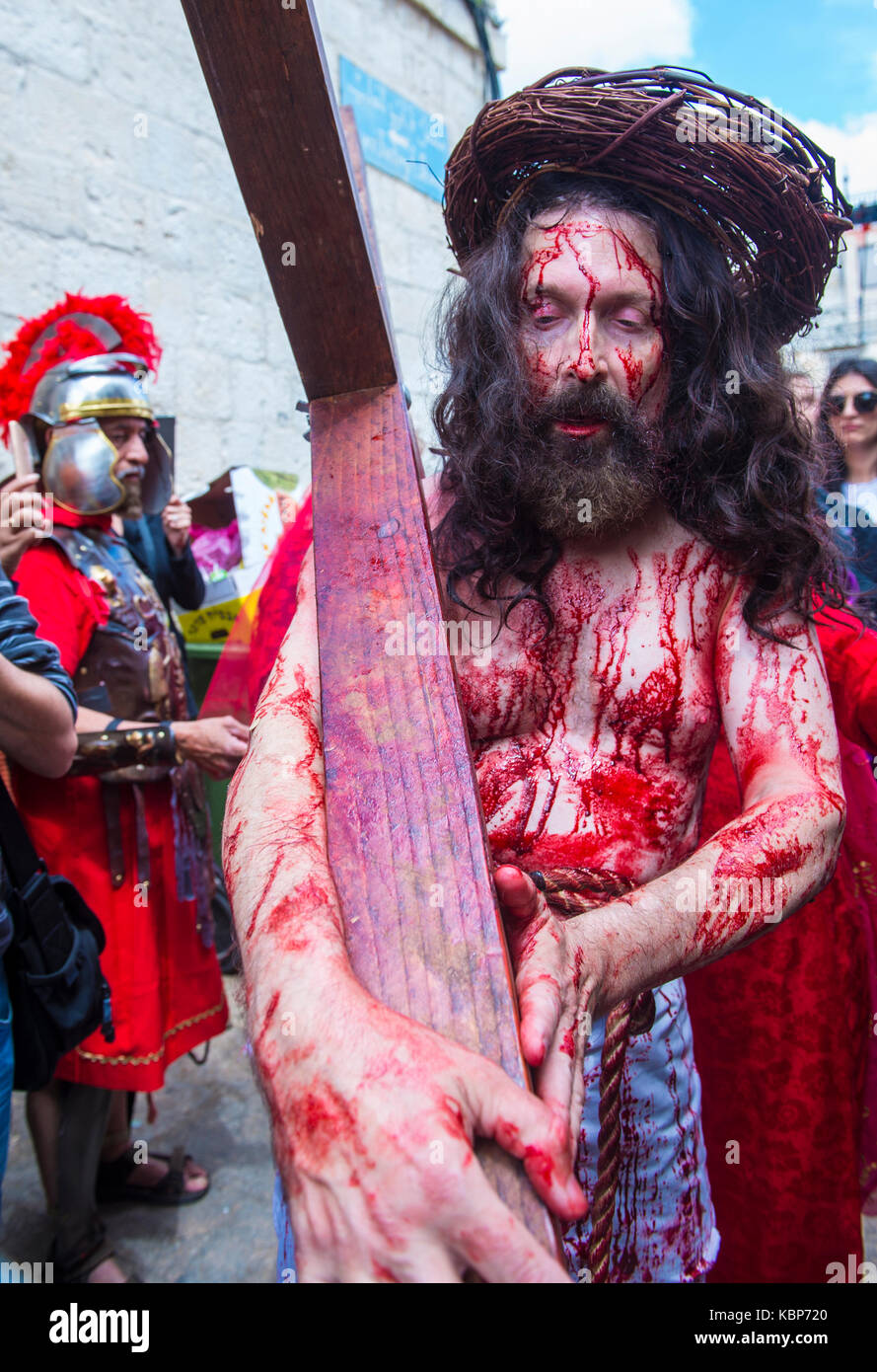 Pellegrino cristiano re-emanare la crucifixtion di Gesù lungo la via dolorosa in Gerusalemme Israele Foto Stock