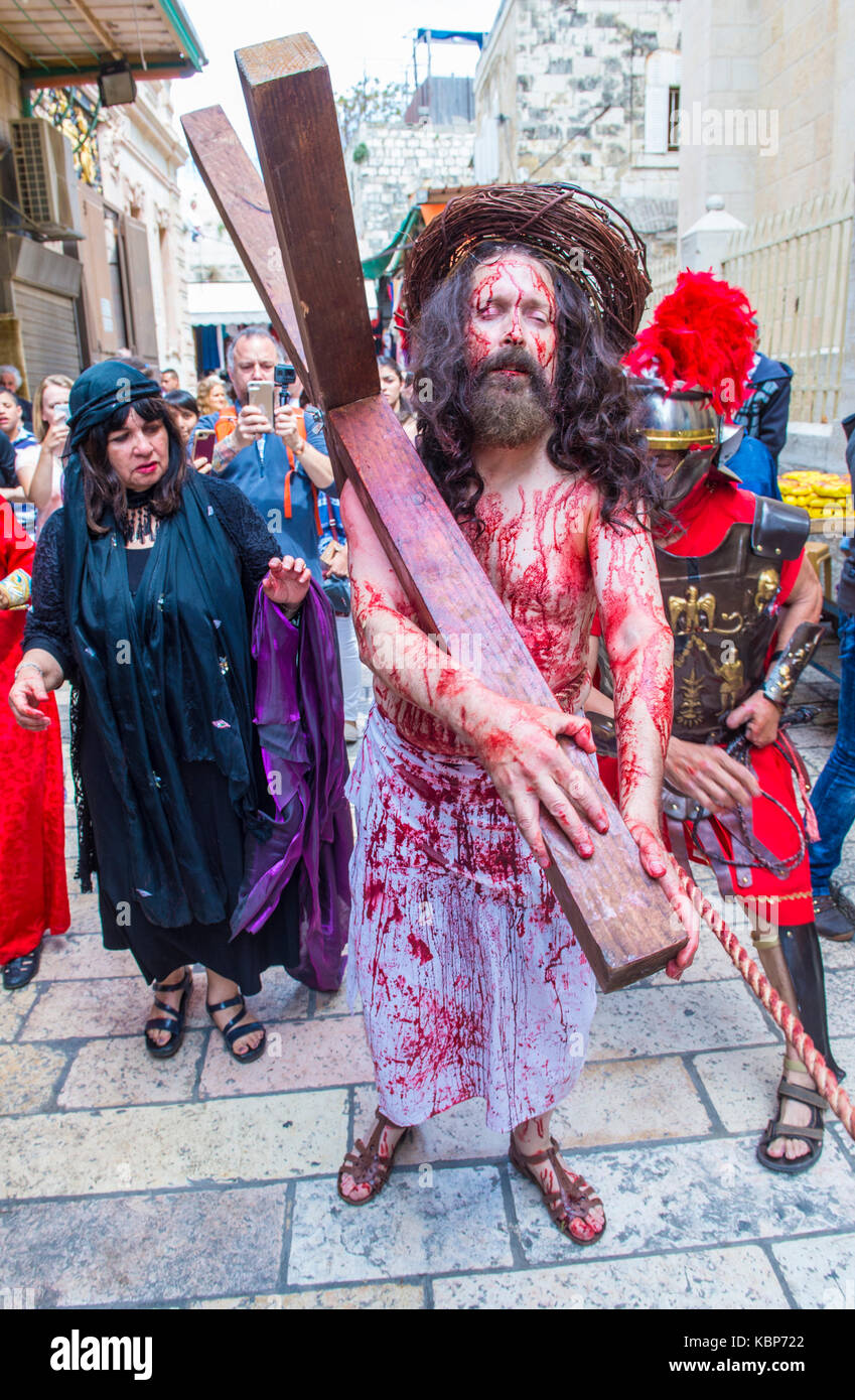 Pellegrino cristiano re-emanare la crucifixtion di Gesù lungo la via dolorosa in Gerusalemme Israele Foto Stock