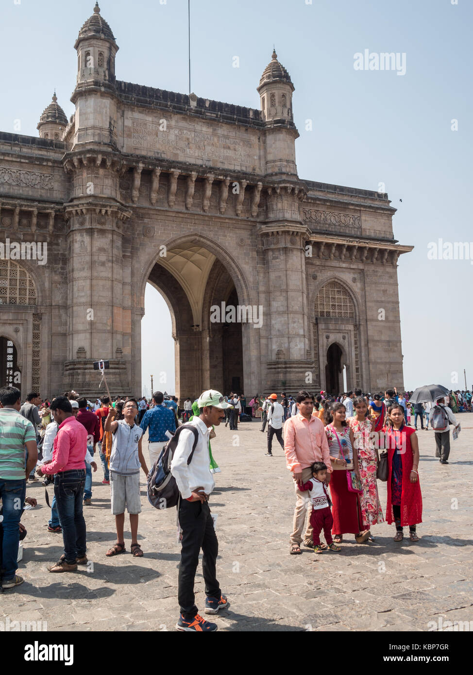 I turisti di scattare una foto nella parte anteriore del Gateway of India Foto Stock