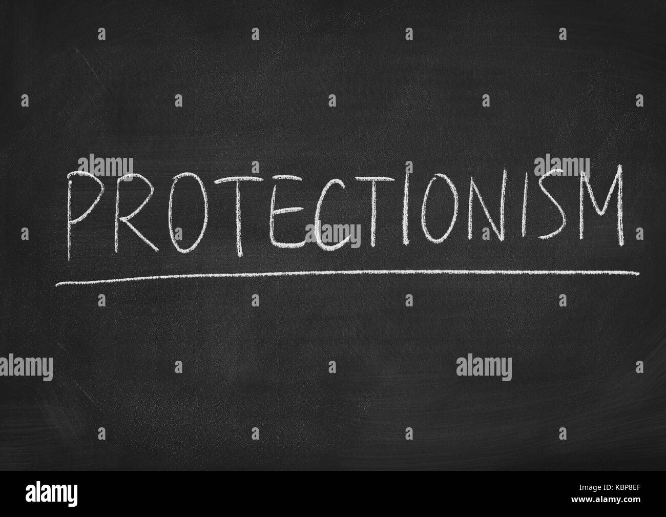 Il protezionismo concetto parola su una lavagna sfondo Foto Stock