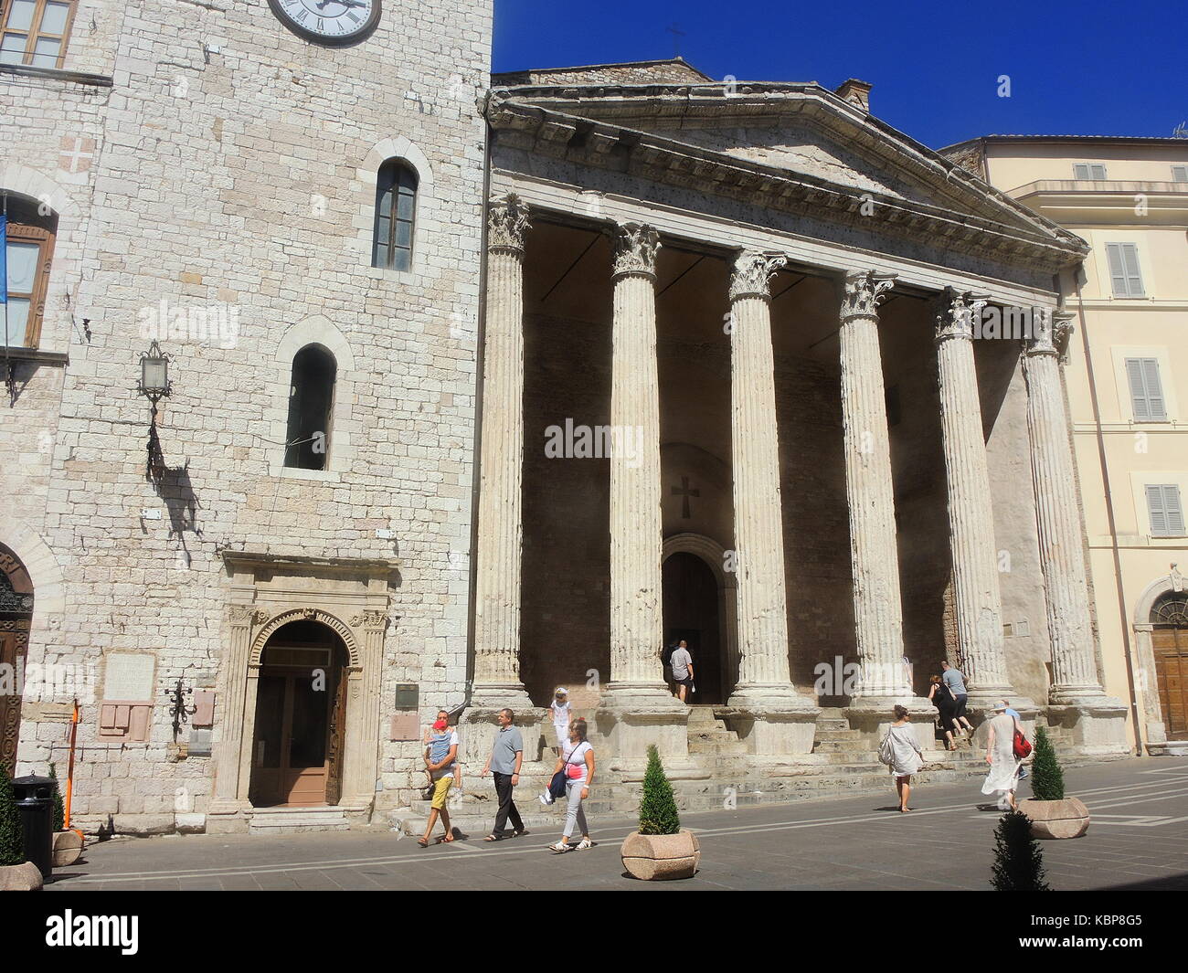 Assisi, Italia, patrimonio mondiale dell UNESCO. il tempio di Minerva si trova nel centro della città Foto Stock