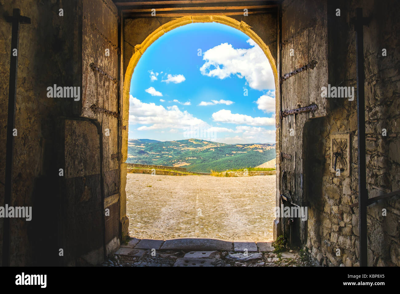 Porta paesaggio panorama di porta castello porta di uscita mondo medievale fantasy immaginazione avventure Foto Stock