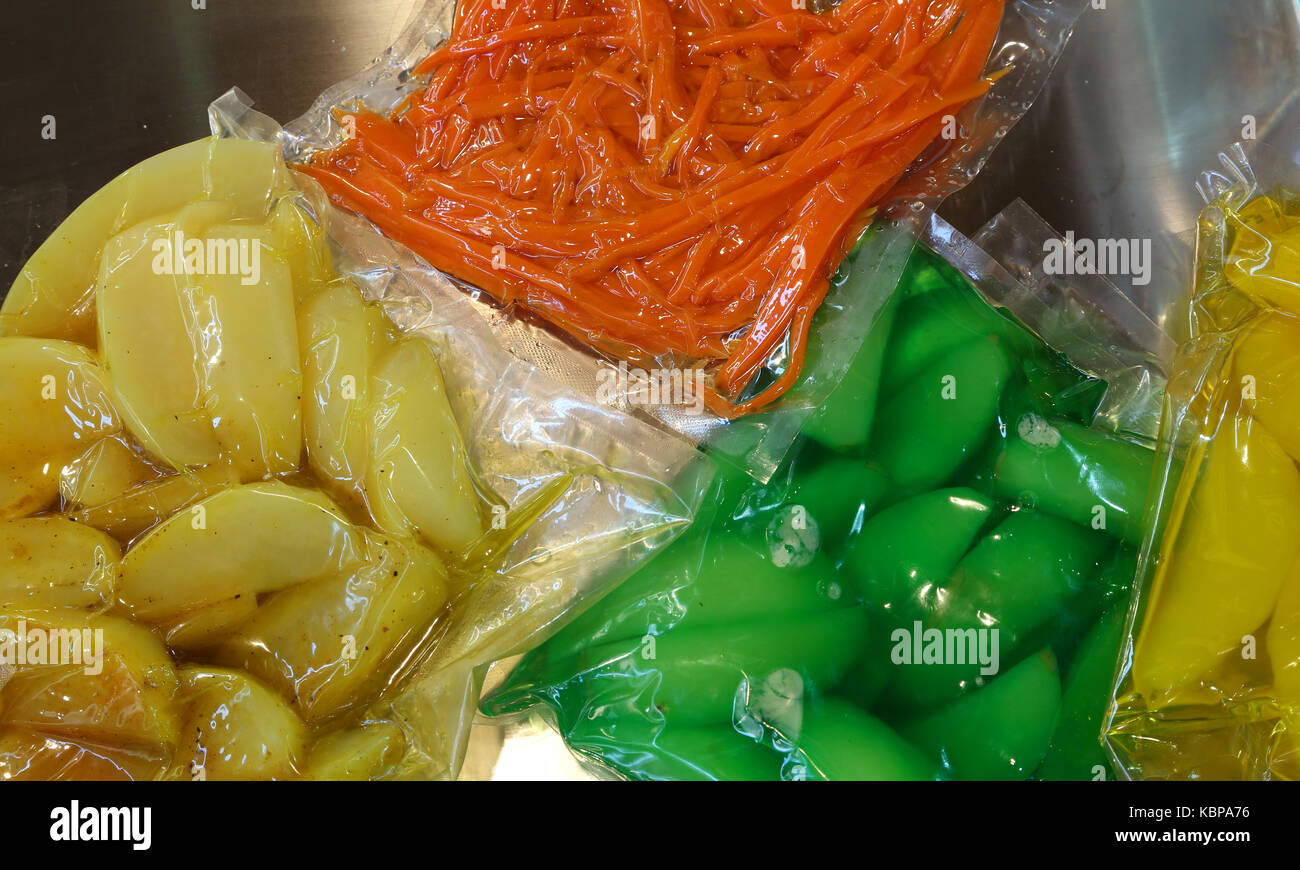 Carote mele pere e altre verdure cotte sono imballati sotto vuoto in speciali contenitori a tenuta ermetica Foto Stock