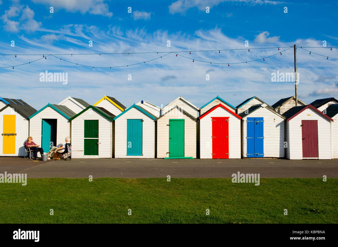 Paesaggio assolato shot della pittoresca spiaggia di capanne a Preston sands, Paignton, Devon, Regno Unito contro principalmente un cielo blu chiaro. costa di frutti di mare Foto Stock