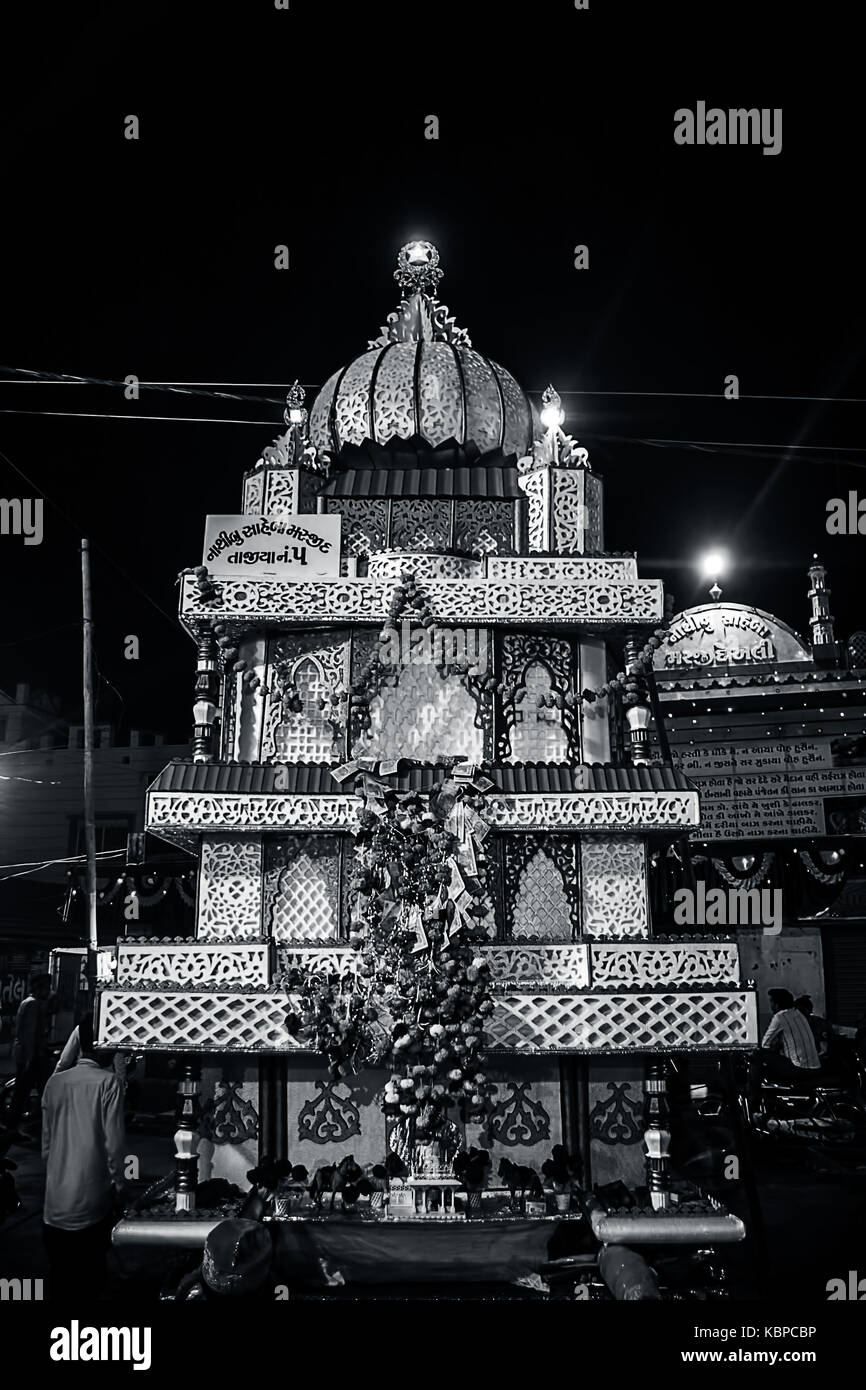Junagadh,gujarat/India 30,settembre 2017 - La processione tazia visto durante il lutto processione di moharram, junagadh, Gujarat, India. Foto Stock