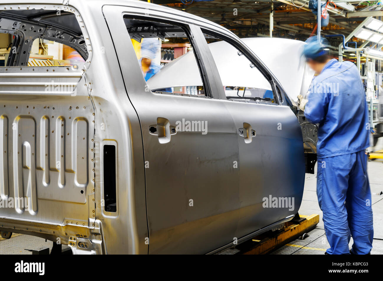 La produzione di auto linea, lavoratori qualificati lavorano tesa. Foto Stock