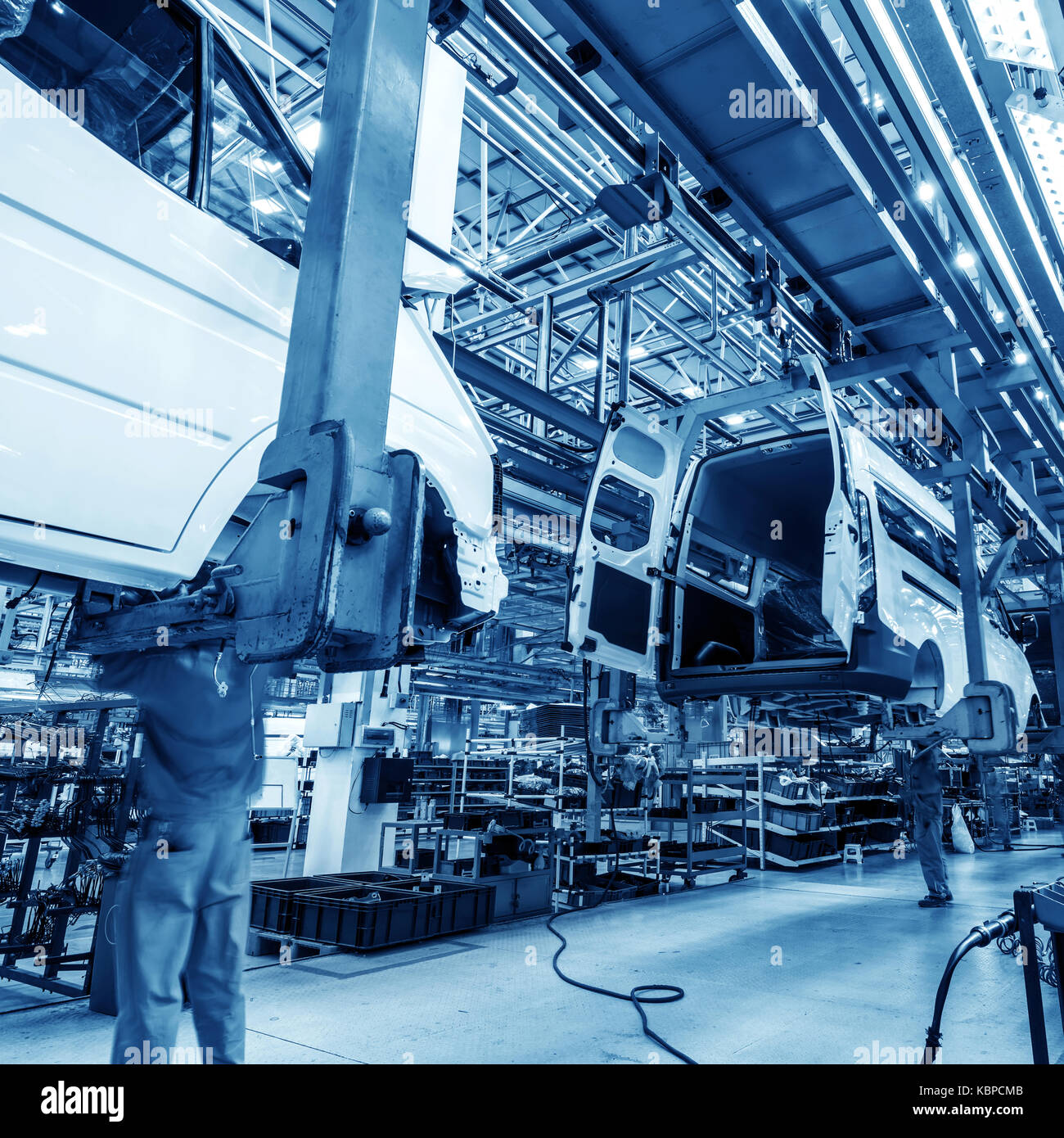 La produzione di auto linea, lavoratori qualificati lavorano tesa. Foto Stock