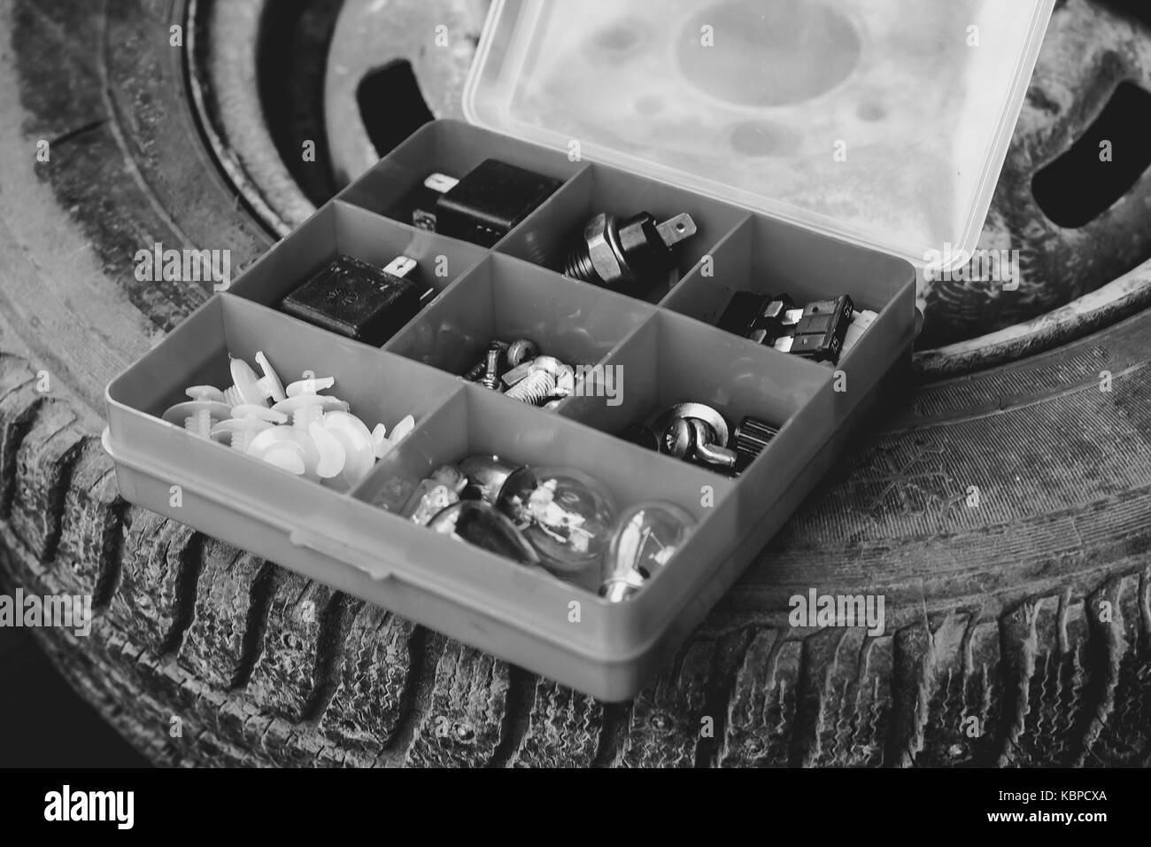Accessori per ricamo in una scatola con le cellule. roba. piccole profondità di nitidezza. formato orizzontale. in ambienti chiusi. senza persone. colore. foto. Foto Stock
