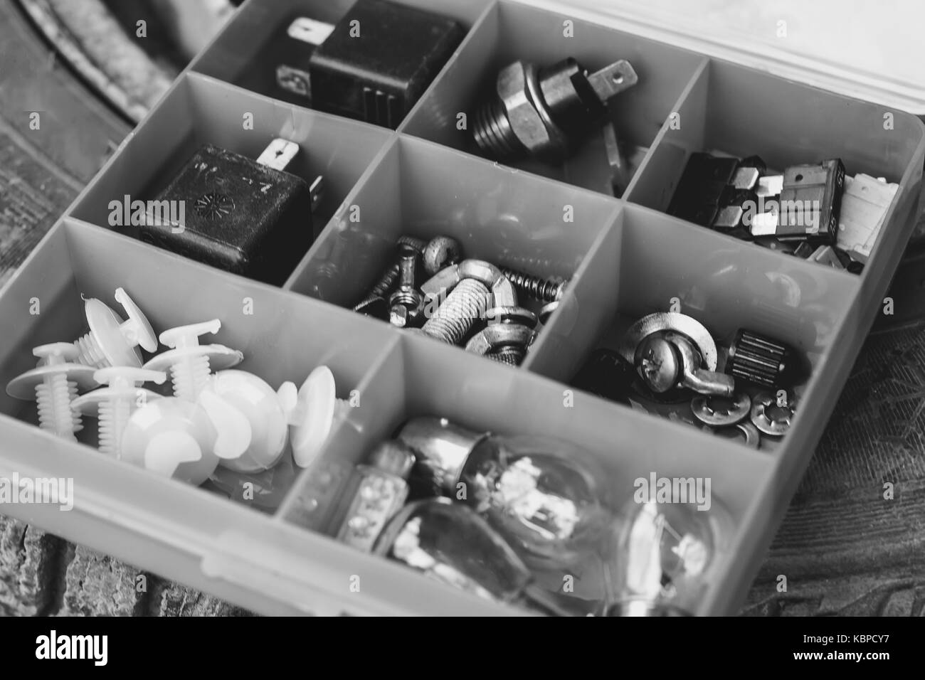 Accessori per ricamo in una scatola con le cellule. roba. piccole profondità di nitidezza. formato orizzontale. in ambienti chiusi. senza persone. colore. foto. Foto Stock