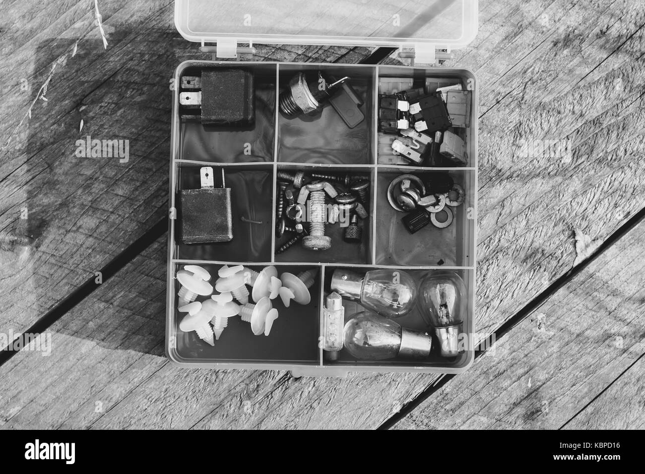 Accessori per ricamo in una scatola con le cellule. roba. piccole profondità di nitidezza. formato orizzontale. in ambienti chiusi. senza persone. colore. foto. Foto Stock