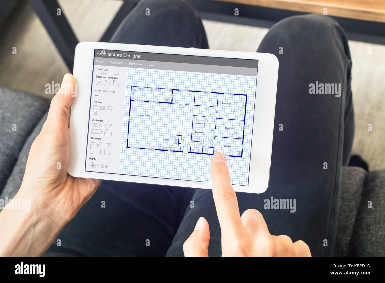 Persona delineando un home design architettura progetto su una tavoletta digitale computer app che mostra un modello piano piano il disegno Foto Stock
