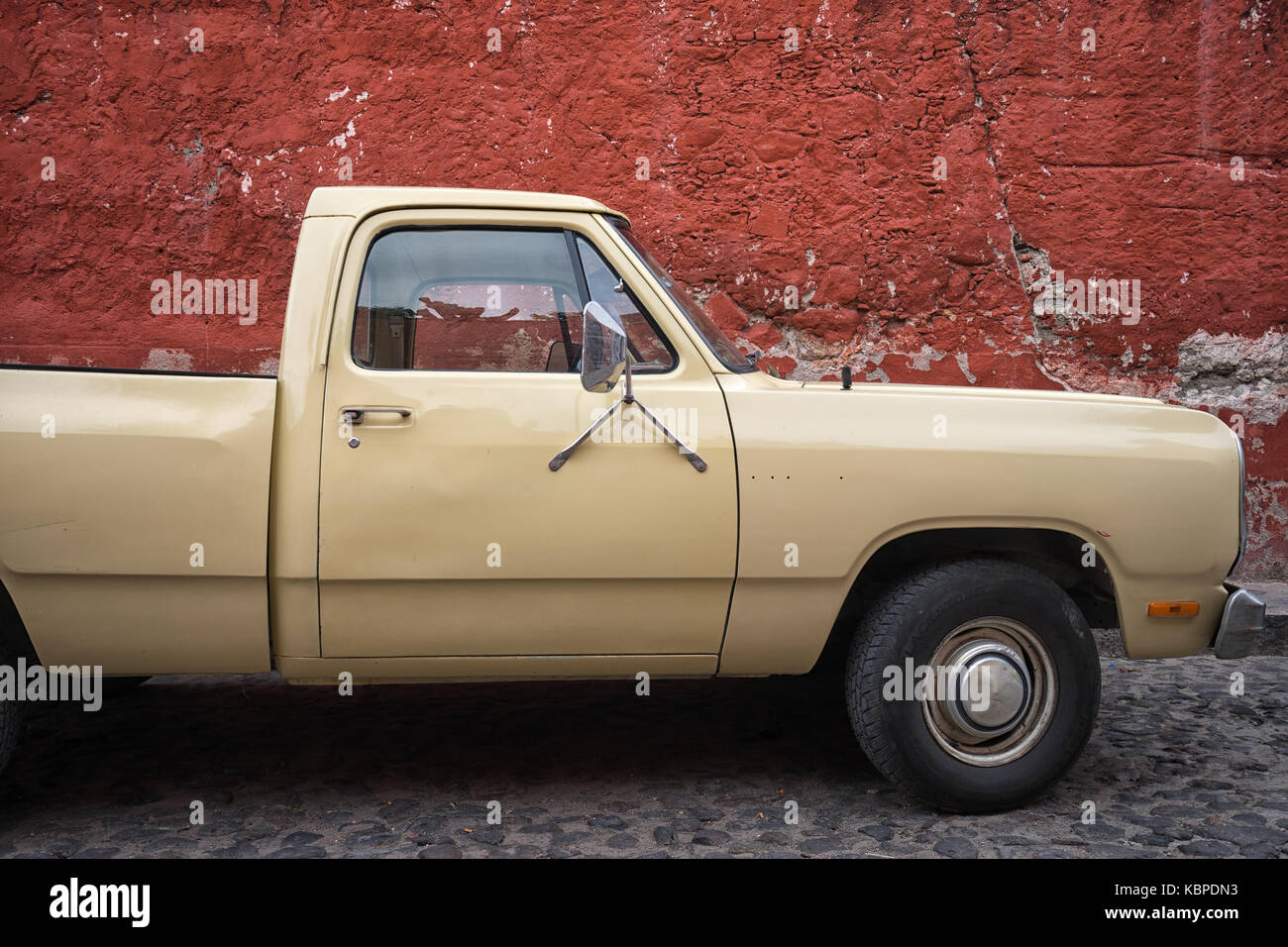 Il 2 marzo 2016 san miguel de allende, Messico: un vintage carrello parcheggiato nella strada di ciottoli del popolare cittadina turistica Foto Stock