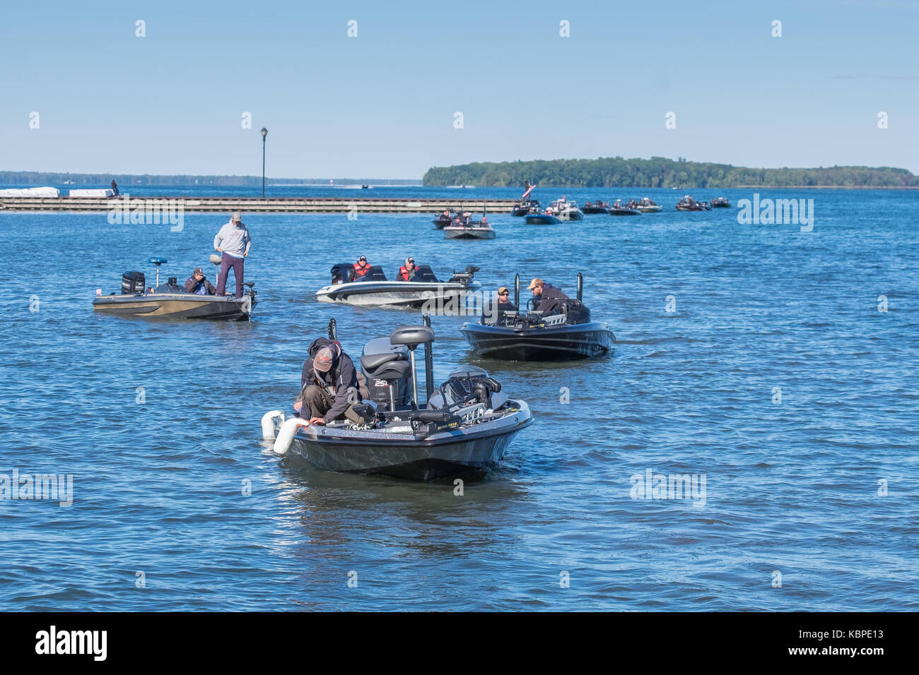 I partecipanti al trentesimo calo annuo sfida torneo di pesca ritorno al porto in orillia Ontario in Canada dopo una lunga giornata di pesca. Foto Stock