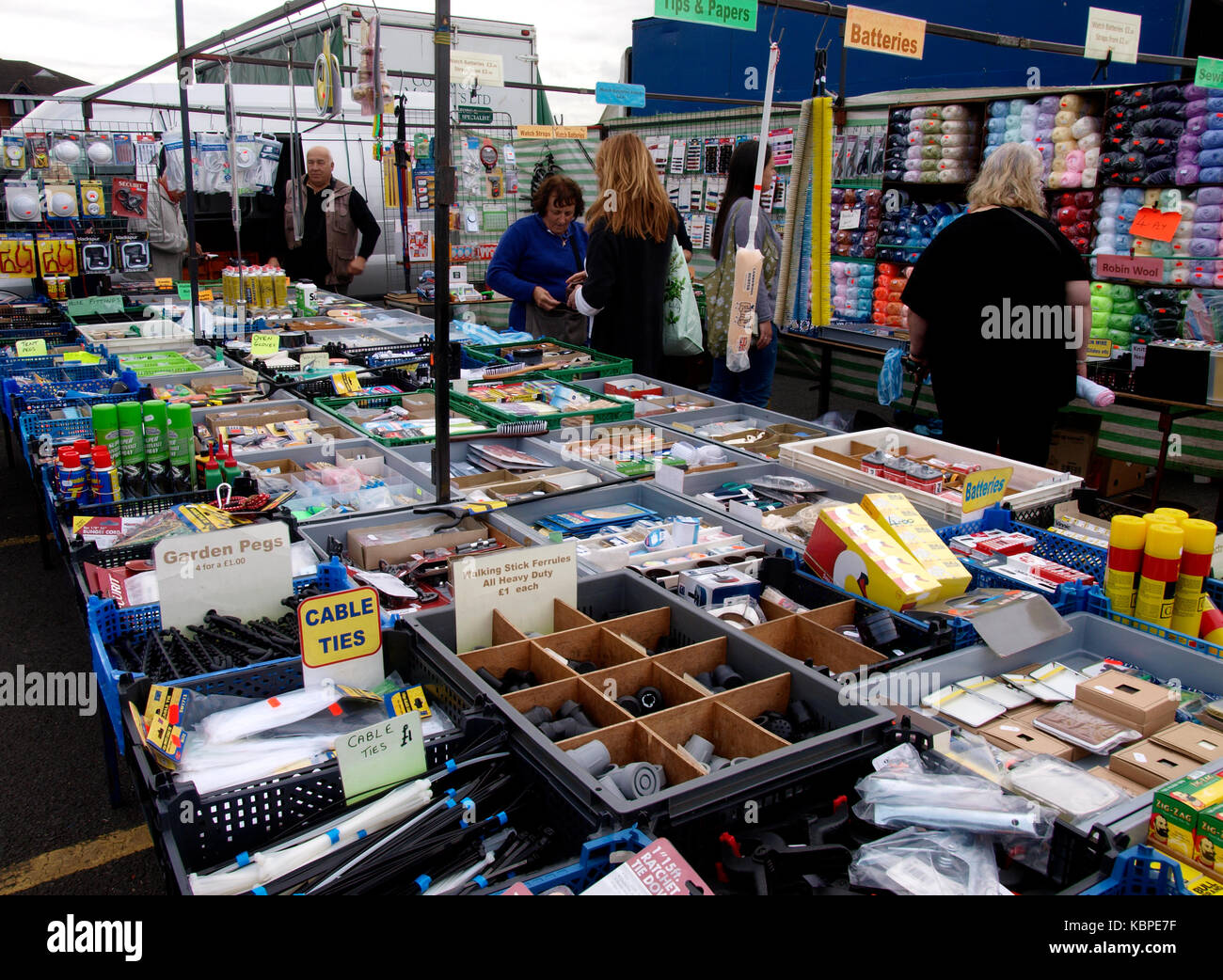 Pressione di stallo di hardware a Tewkesbury mercato, Gloucestershire, Regno Unito Foto Stock