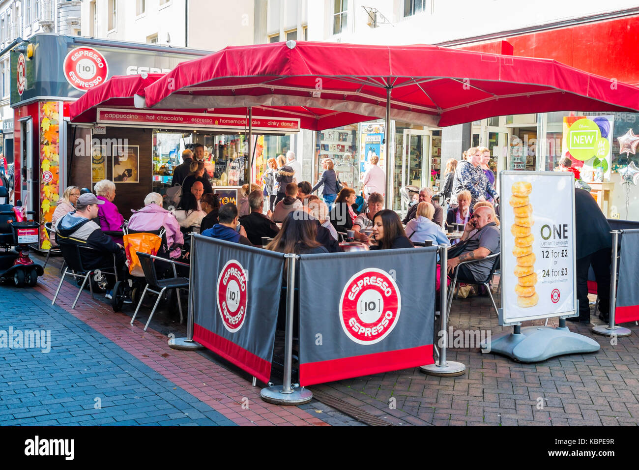 10 Espresso Coffee Bar, un molto popolare café in un centro città zona dello shopping sotto la pioggia in Middlesbrough Cleveland England Regno Unito Foto Stock