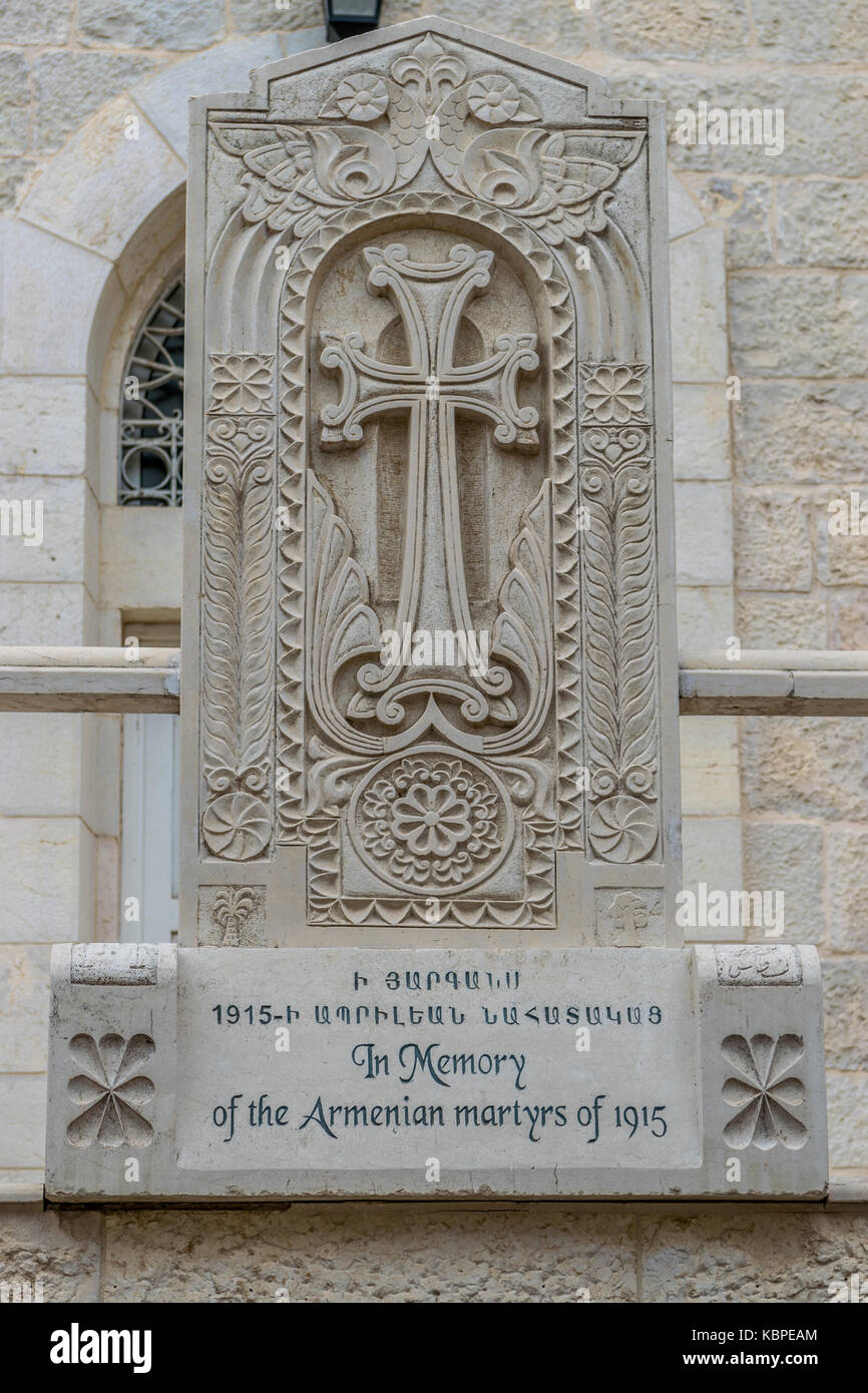 Croce armena nel sagrato della chiesa Foto Stock