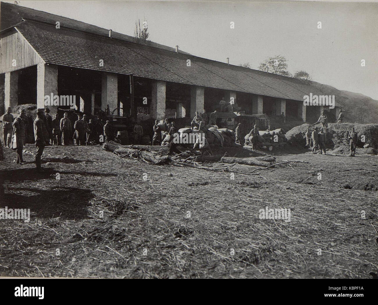 Soldaten beim Dreschen. Br.B. Doroschoutz. (BildID 15447670) Foto Stock