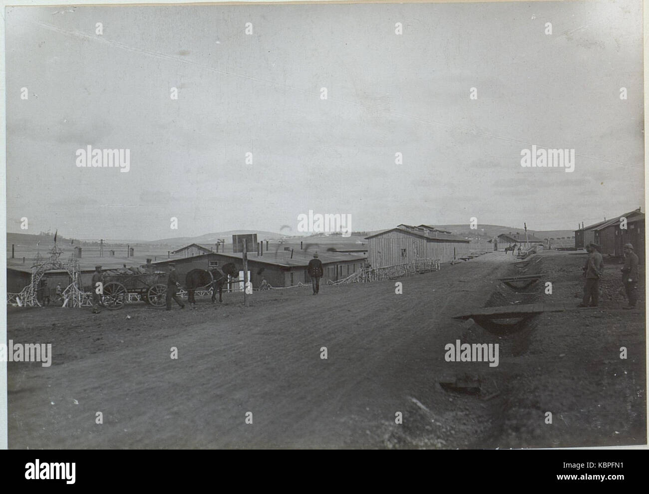 Questa illustrazione raffigura gli edifici delle caserme della stazione di Potutotry durante la prima guerra mondiale. L'immagine evidenzia le strutture militari utilizzate durante le operazioni di guerra nel 1914. Foto Stock