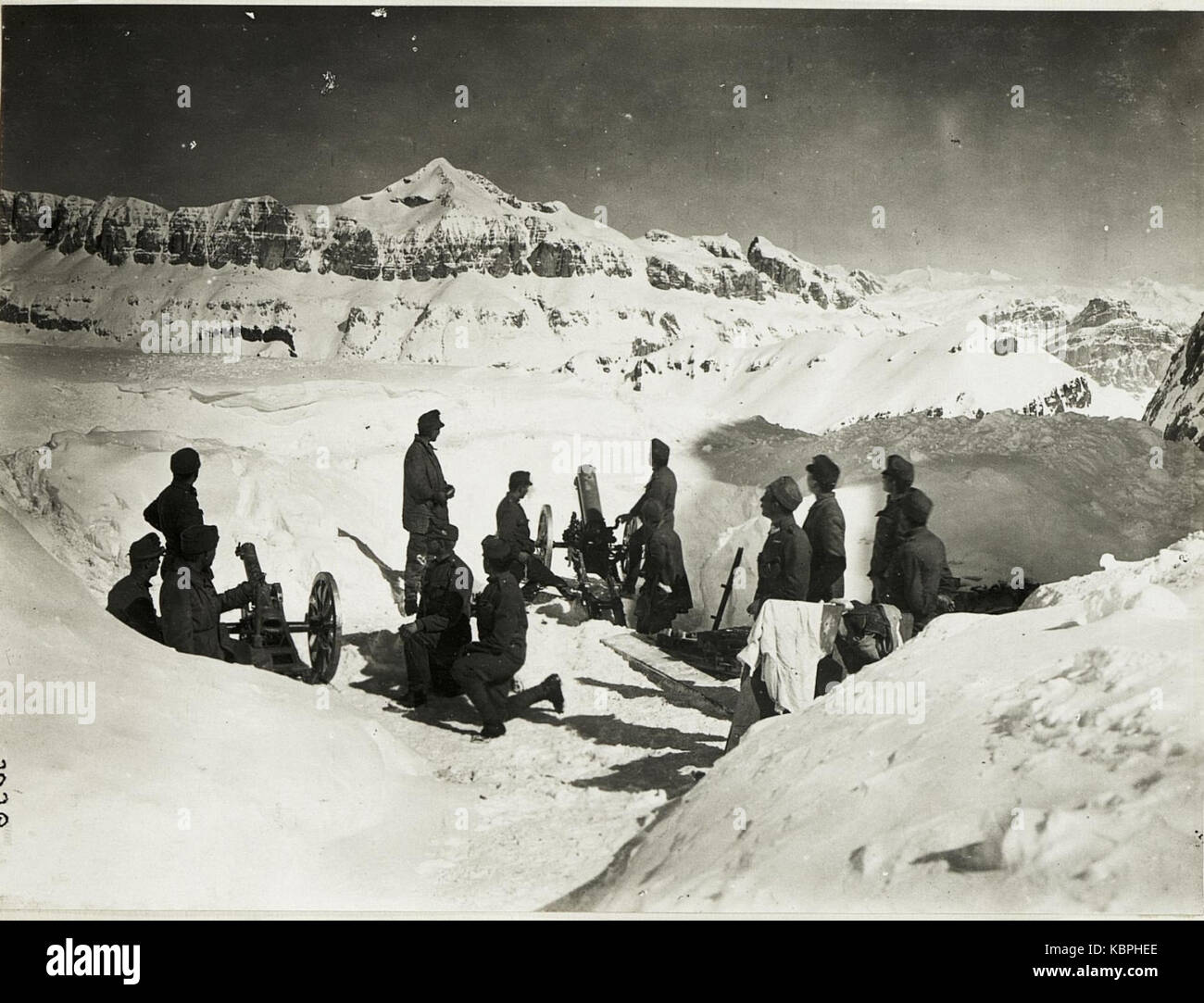 Questa immagine raffigura una posizione militare nota come Fliegerabwehrbatterie, situata presso il Dodicigrat Standpunkt. Lo sfondo presenta vette notevoli tra cui il Sella Gruppe e il Boespitze, oltre a monumenti come il Belvedere, il Sass Songher e il Monte Capello. Foto Stock