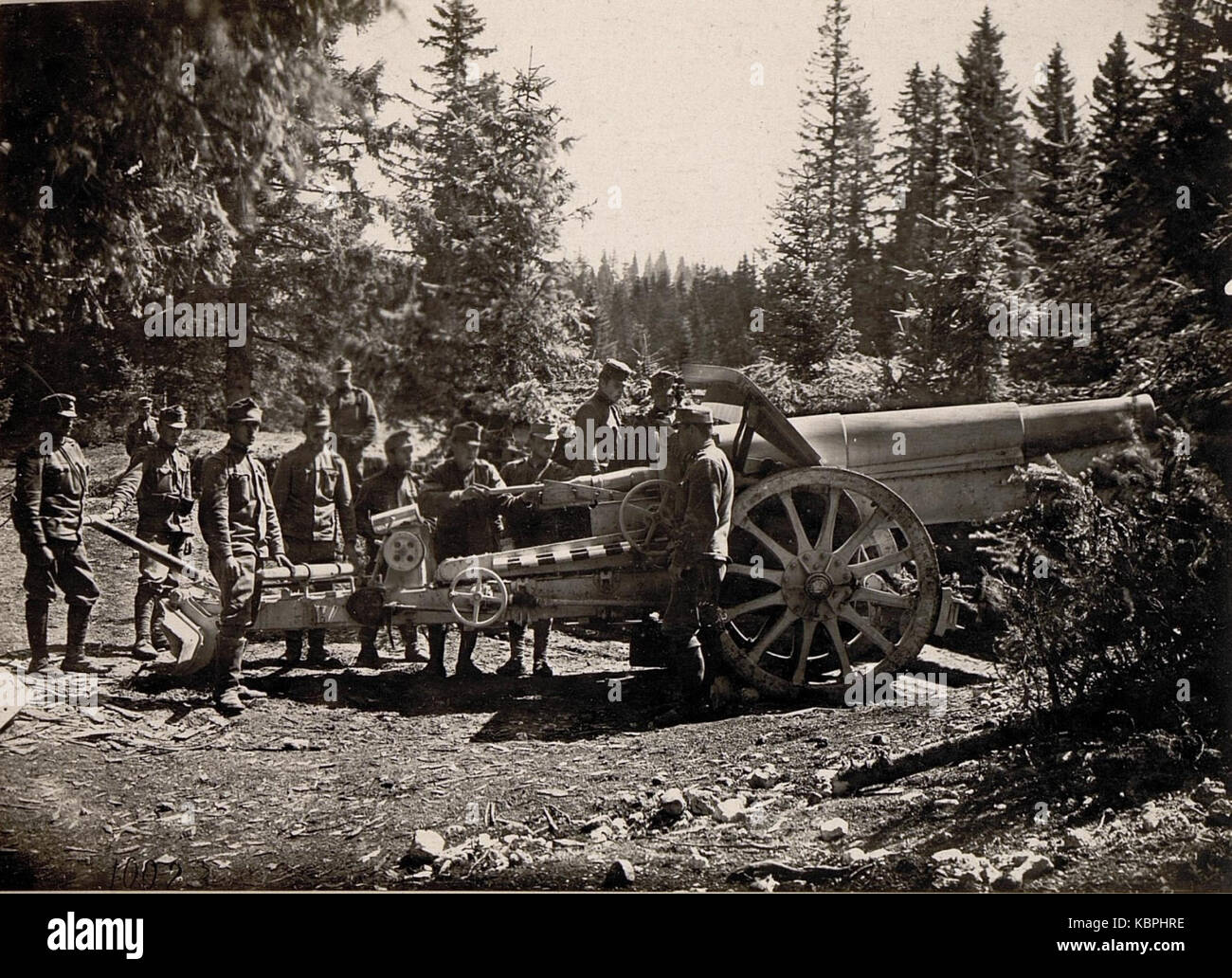 Questa illustrazione raffigura un 15 cm schwere Feldhaubitze M 15, un tipo di obice da campo pesante utilizzato durante la prima guerra mondiale. Il pezzo è mostrato nel contesto storico della guerra europea ed è parte delle collezioni Europeana 1914-1918. Questo disegno cattura i dettagli tecnici del pezzo di artiglieria, comunemente usato dai militari per i bombardamenti durante il conflitto. Foto Stock