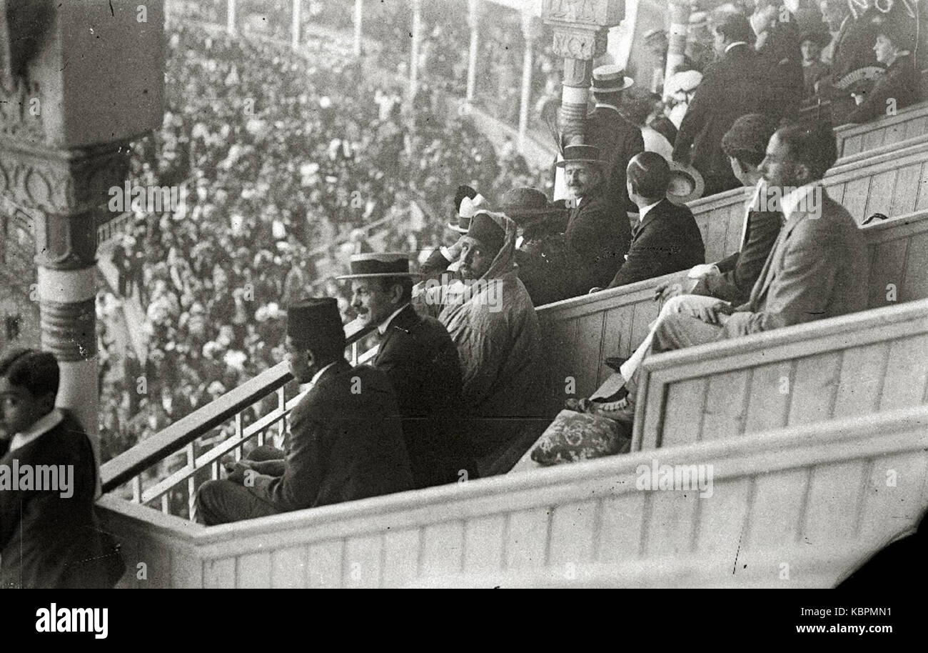 Tarde de toros en la plaza de " El Txofre' (1 de 58) Fondo vettura Kutxa Fototeka Foto Stock