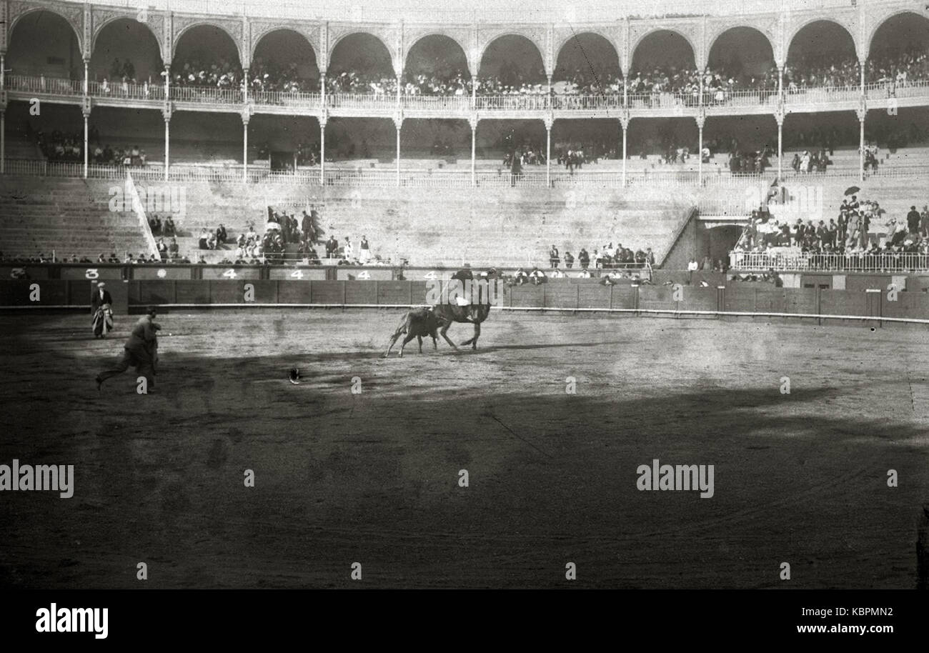 Tarde de toros en la plaza de " El Txofre' (10 de 58) Fondo vettura Kutxa Fototeka Foto Stock