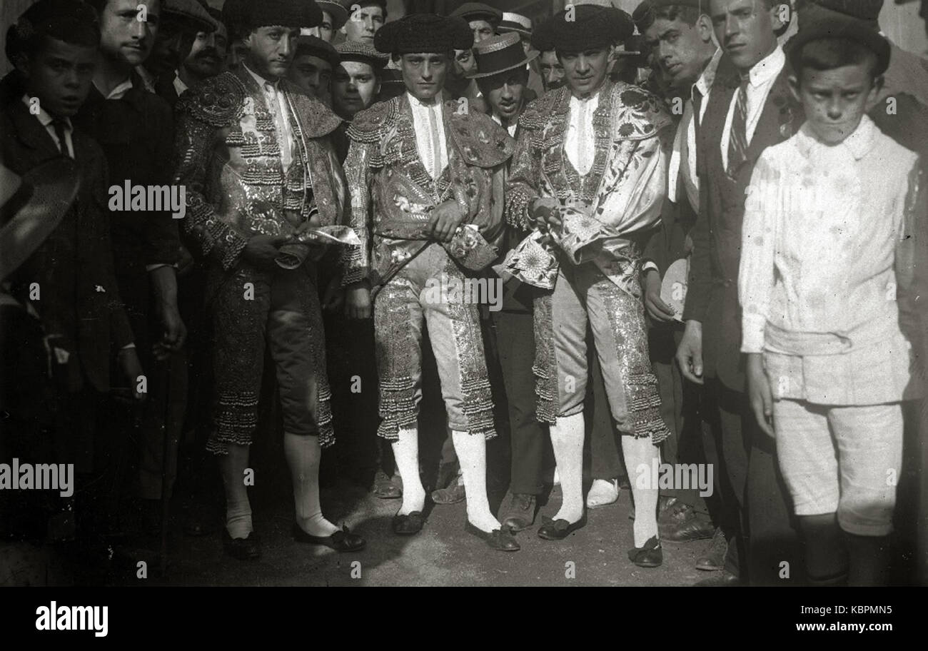 Tarde de toros en la plaza de " El Txofre' (13 de 58) Fondo vettura Kutxa Fototeka Foto Stock