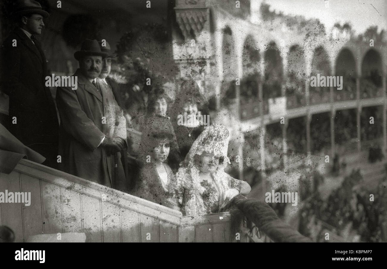 Tarde de toros en la plaza de " El Txofre' (32 de 58) Fondo vettura Kutxa Fototeka Foto Stock