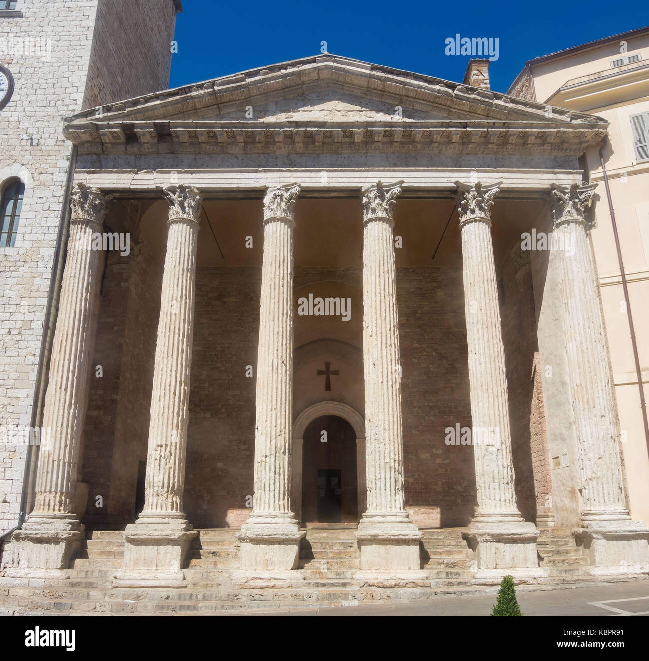 Assisi, Italia, patrimonio mondiale dell UNESCO. il tempio di Minerva si trova nel centro della città Foto Stock