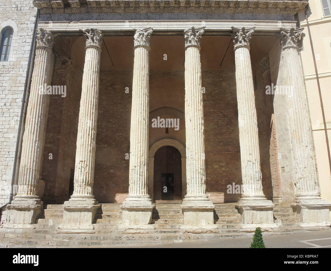 Assisi, Italia, patrimonio mondiale dell UNESCO. il tempio di Minerva si trova nel centro della città Foto Stock